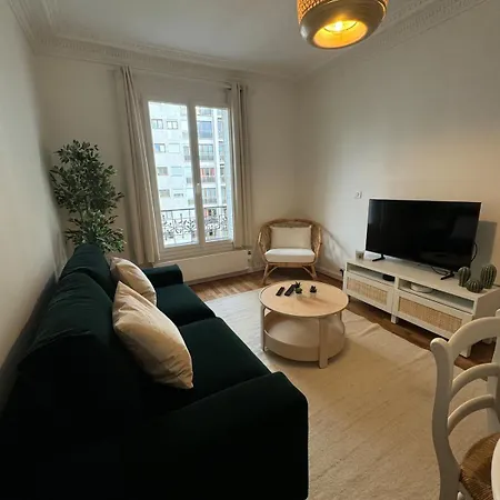 Superbe Renove, Calme Et Tres Bien Desservi, 15e Apartment